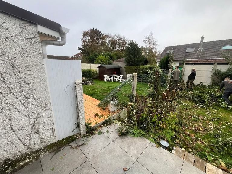 Avant : Un jardin envahi, nettoyé, clôturé, prêt pour le gazon.