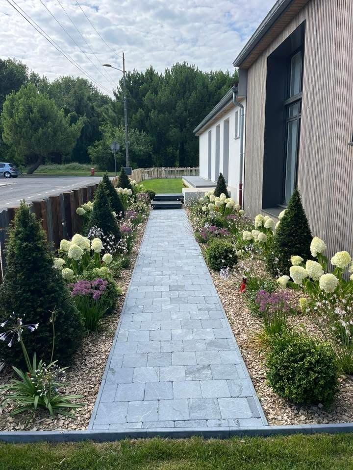 Le Touquet — Allée pavée & hortensias