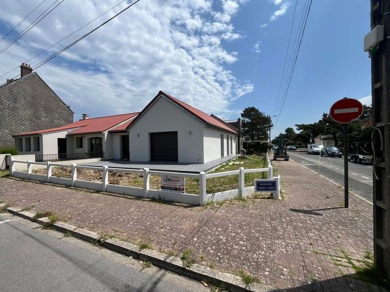 Avant : Jardin complet d’une maison neuve : ganivelles, gazon en rouleau, massifs.