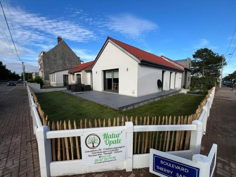 Après : Jardin complet d’une maison neuve : ganivelles, gazon en rouleau, massifs.