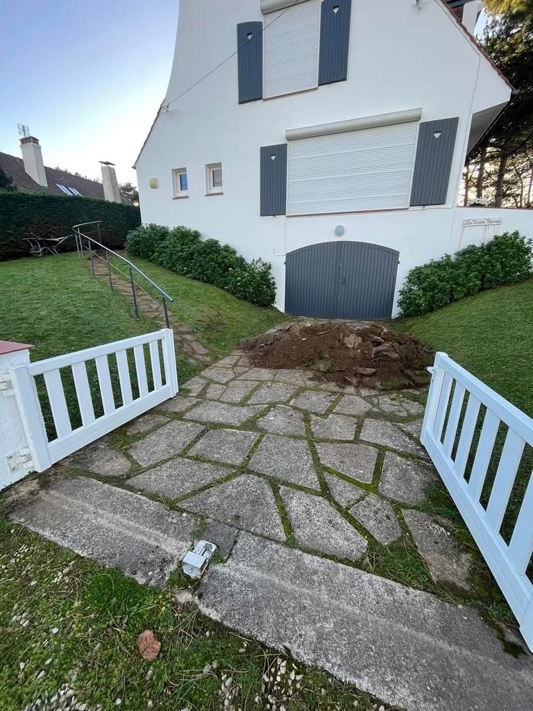 Avant : Un chemin de pierres glissant devenu descente de garage en pavés anthracite.